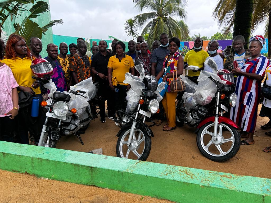 Last week, we handed over items worth nearly LRD 1.4 million (US$9,175) including laptops and motorcycles, to Liberia Artisanal Fishermen Association (LAFA). 

The donation is meant to empower the organization to effectively advocate for the interests of artisanal fisherfolk. 1/2