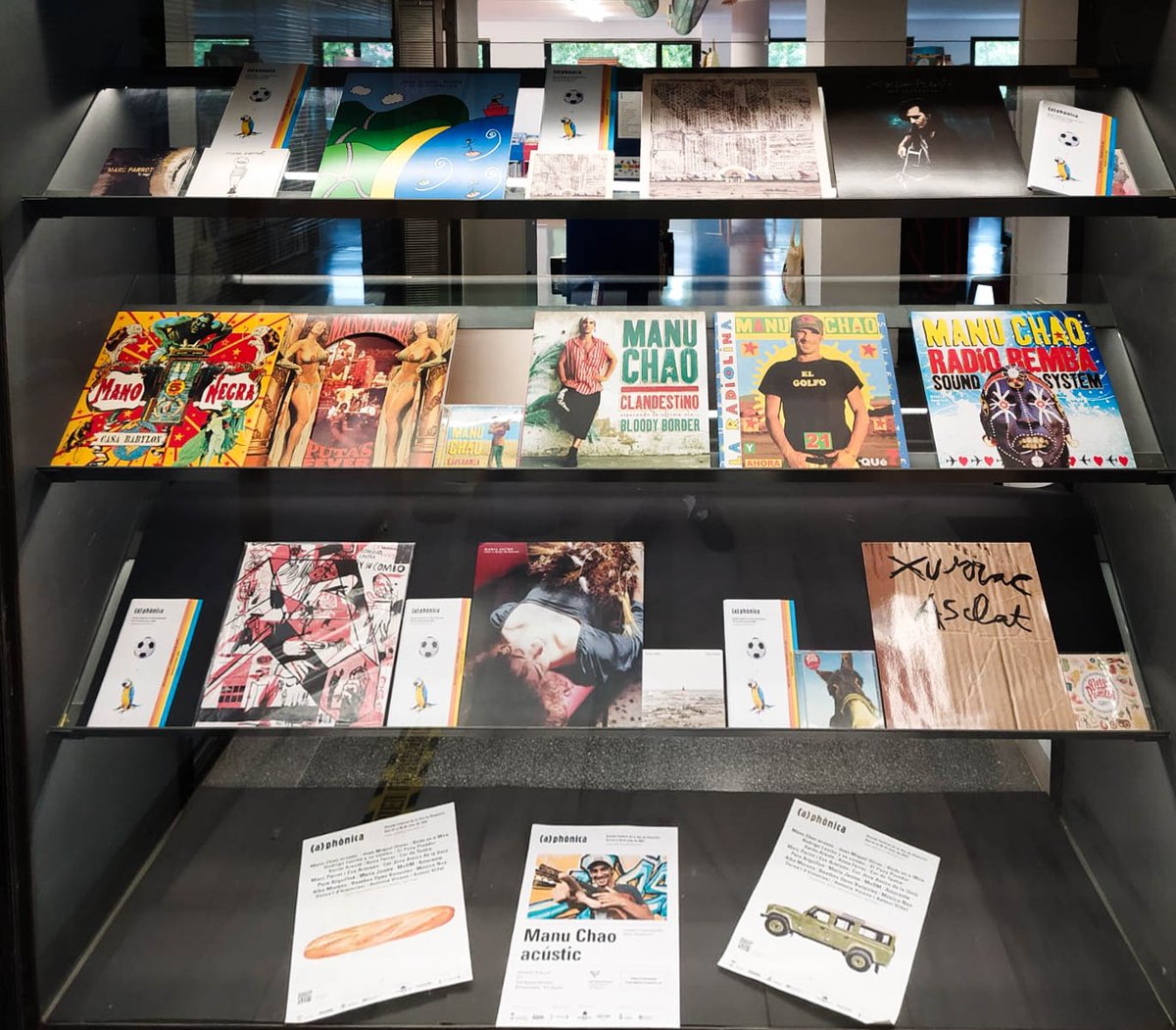 BiblioBanyoles's tweet photo. ⚠️🎶 Últims dies per visitar l'exposició de @aphonicabny
👉 A la Biblioteca hi trobareu una secció especial per aprofundir en les propostes que han passat pel festival.
🗓️ Fins al 30 de juny.
#bibliotecadebanyoles #exposicio #aphonica https://t.co/dV9wMwwo6A