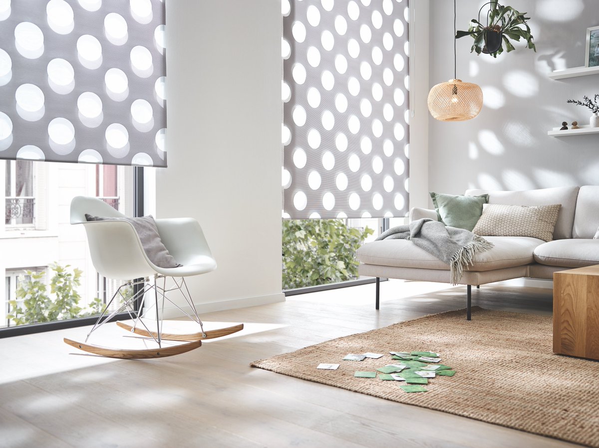 Nicht immer sind Sonne und fremde Blicke erwünscht. Gemusterte Rollos schirmen ab und zaubern  stimmungsvolle Muster aus Licht und Schatten an die Wand. Entdeckt von #gibdirstoff 
Foto: Kadeco Sonnenschutzsysteme
dekowiki.de
#snfachpresse #snverlag #SNHome #haustex