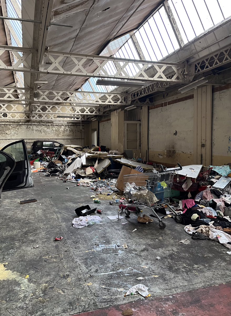 prefetrhone's tweet photo. Le squat de La Mouche a été évacué dans le calme ce mardi matin sous la coordination du préfet, en lien avec @st_genis_laval et @grandlyon.
L'ensemble des 29 personnes présentes ont été mises à l'abri dans des centres d'hébergement. https://t.co/RMsElbpdV3