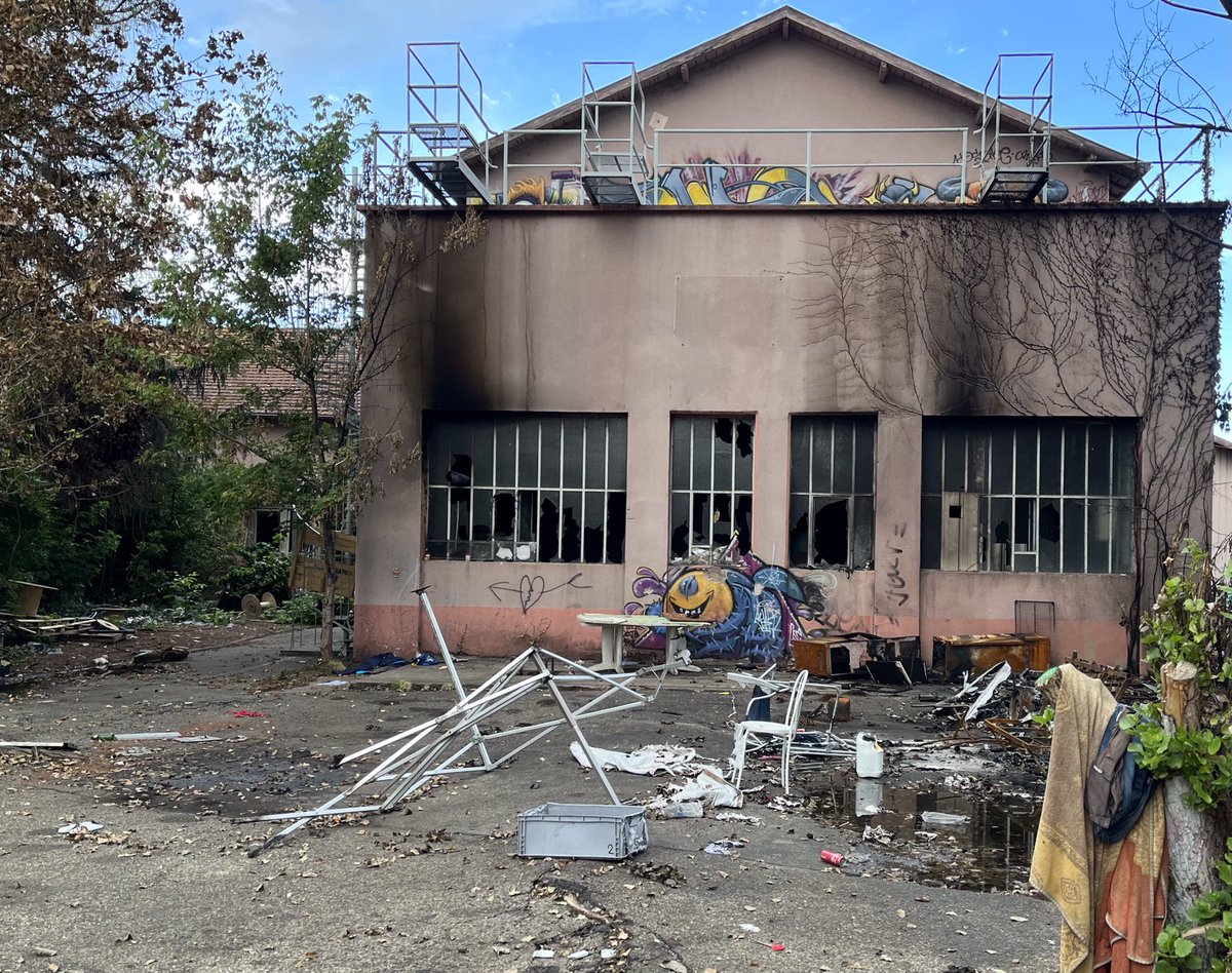 prefetrhone's tweet photo. Le squat de La Mouche a été évacué dans le calme ce mardi matin sous la coordination du préfet, en lien avec @st_genis_laval et @grandlyon.
L'ensemble des 29 personnes présentes ont été mises à l'abri dans des centres d'hébergement. https://t.co/RMsElbpdV3