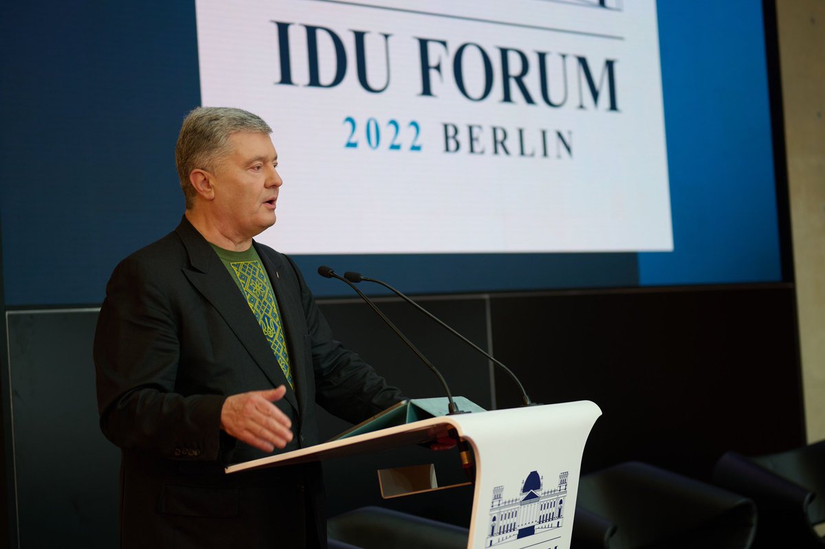 IDU was honoured to host 5th President of #Ukraine @Poroshenko at IDU Forum Berlin 2022.On a day when Putin’s military has committed yet another atrocity against unarmed Ukrainian civilians, his message of strength and determination inspires all who defend freedom.#IDUForum2022