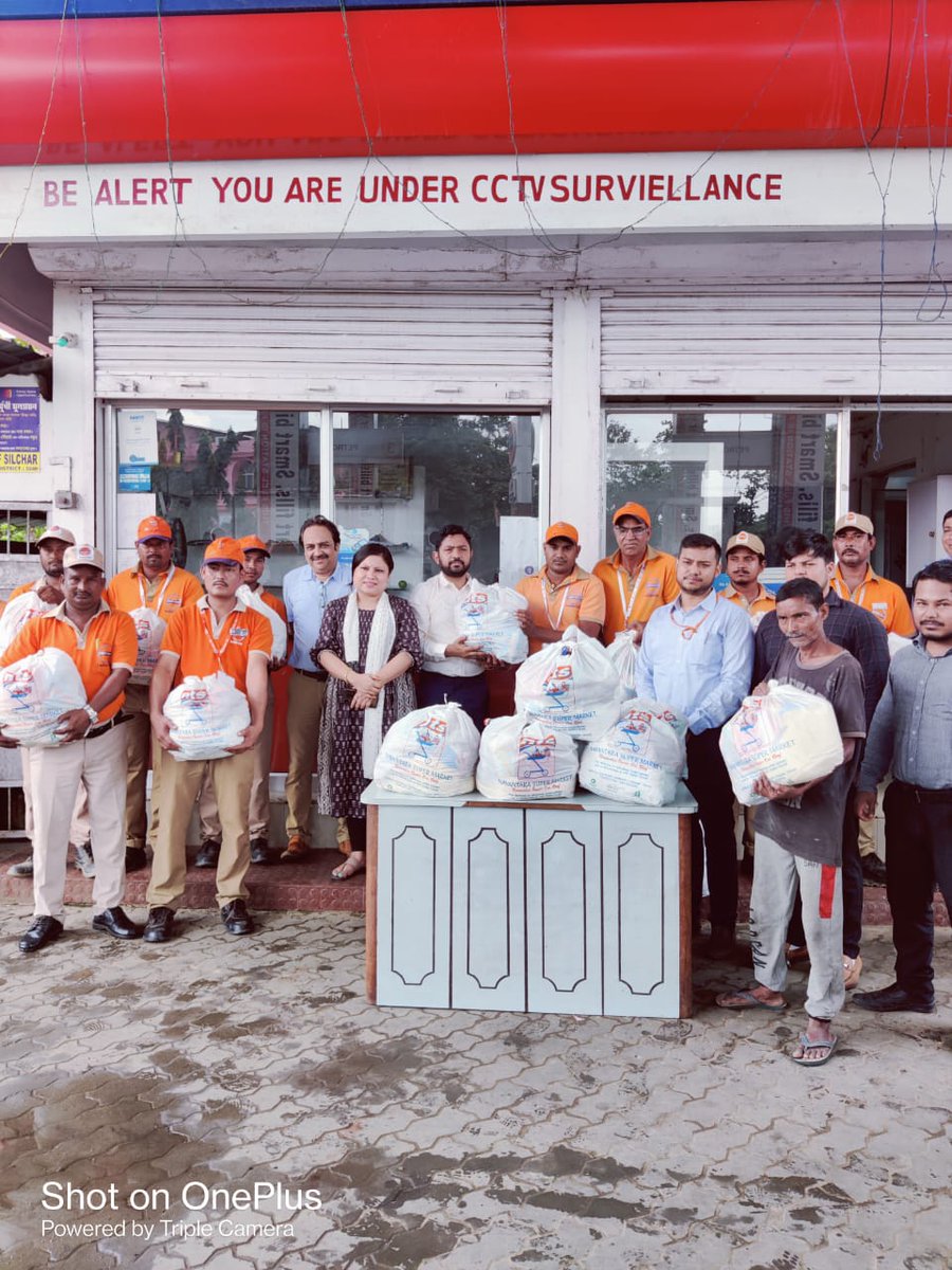 When Silchar came to standstill #AssamFloods - <a href="/IndianOilcl/">Indian Oil Corp Ltd</a> Customer Attendants stood their ground!!

As a token of gratitude, Silchar Divisional Office distributed groceries and basic necessities that would stand their families a week.

<a href="/PetroleumMin/">Ministry of Petroleum and Natural Gas #MoPNG</a> <a href="/ChairmanIOCL/">ChairmanIOC</a>
<a href="/DirMktg_iocl/">Director (Marketing), IndianOil</a>