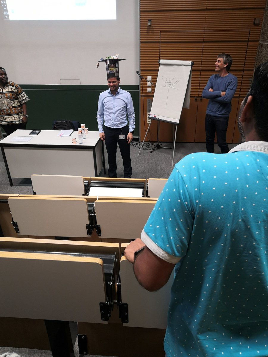 Yesterday Evandro successfully defended his PhD. He worked on studying the grain boundaries of CIGS absorbers with KPFM, STM and XPS. Congratulations to him!!