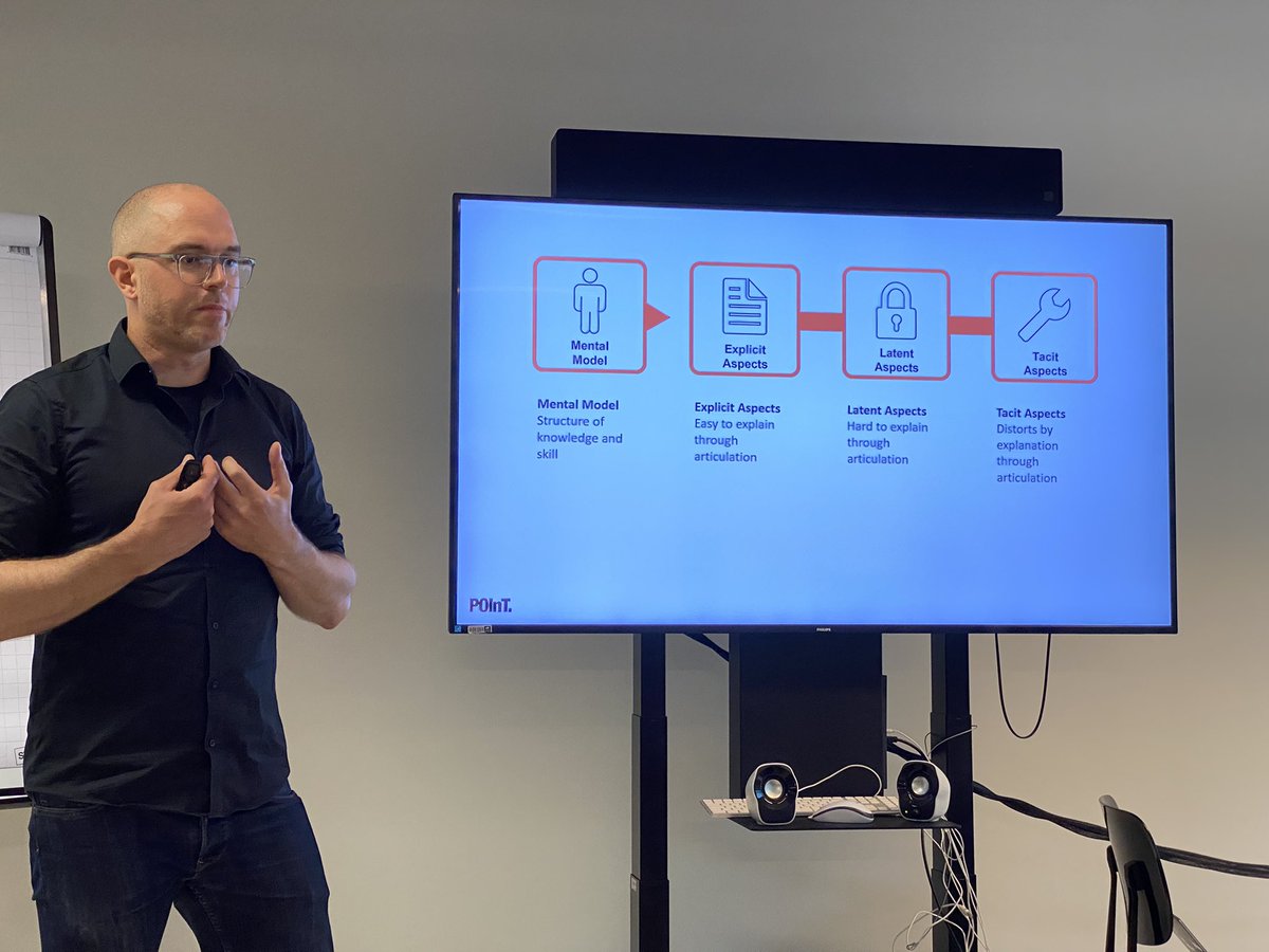 HRBlendLearn's tweet photo. Mooie presentatie gezien op de @WdKA van Ivo Vrouwe over zijn POInT interviewmetode waarin hij tacit en hidden knowledge van experts in kaart brengt. Studenten gebruikten de opbrengsten bij het maken van #kennisclips over o.a. houtbewerking, pottenbakken en 3D-printen. https://t.co/d1WsG9dzTA