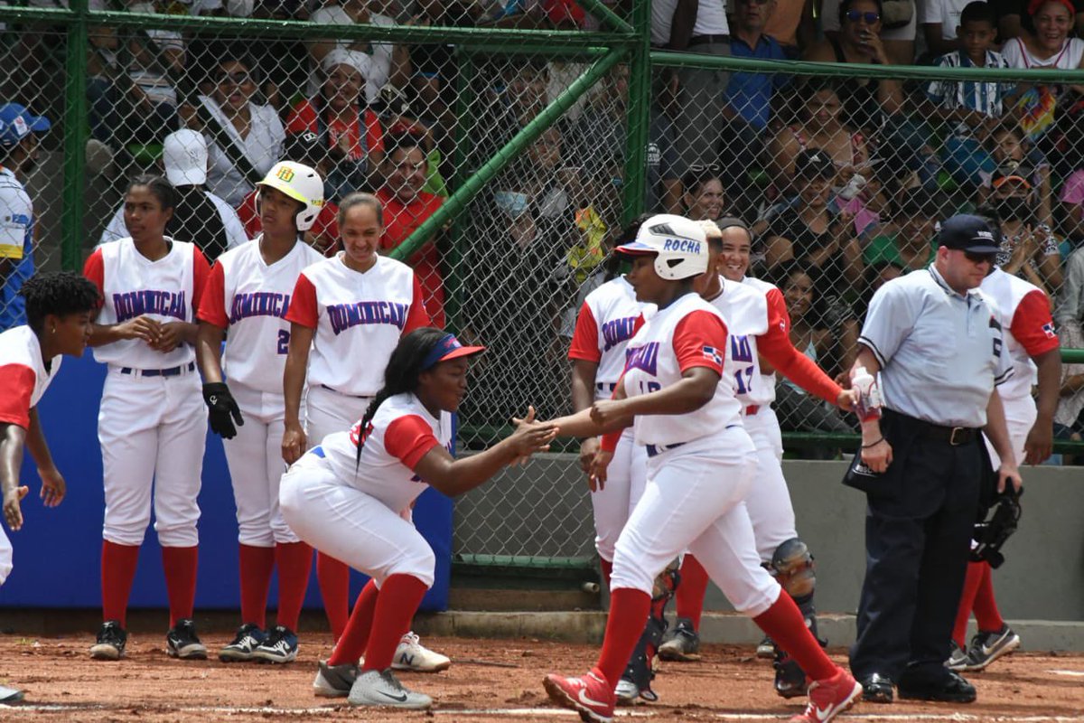 FedosaSoftbolRD's tweet photo. 🇩🇴 Nuestra selección dividió en la jornada del lunes en los Juegos Bolivarianos de Valledupar 2022, al vencer 11-3 a Guatemala 🇬🇹 y perder 0-6 ante Colombia 🇨🇴.
Ostentamos marca de 3-1 y este martes tenemos doble cartelera:
🆚 🇵🇪 (11:00am).
🆚 🇻🇪 (4:00pm).
#fedosa #jbv2022 https://t.co/y5HvihHgSS