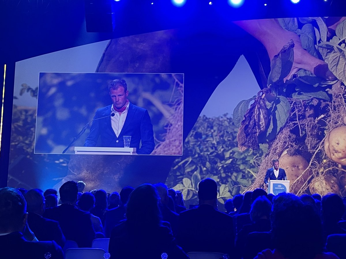Indrukwekkende opening van het #VNG congres, meer dan 1000 lokale bestuurders bijeen, voorafgaand aan de opening door Koningin Maxima, eerst een lokale melkveehouder met een indringend verhaal. Klasse. @VNGConnect