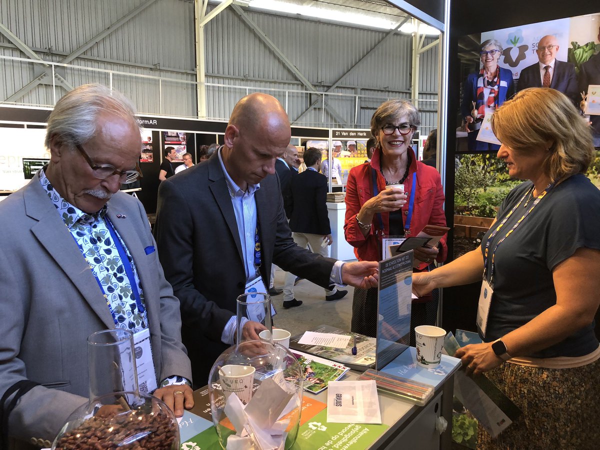 Met #AlliantieSchooltuinen op congres <a href="/VNGemeenten/">VNG</a> Veel gemeenten hebben belangstelling voor (meer) #schooltuinen. ‘Gemeenten vormen n sleutelrol bij het realiseren van schooltuinen’ aldus <a href="/Henkstaghouwer/">Henk Staghouwer</a> <a href="/minlnv/">Minlvvn</a> Kom langs op nr 86! <a href="/arklop/">Arjan Klopstra</a> #vngcongres #consumentenvandetoekomst