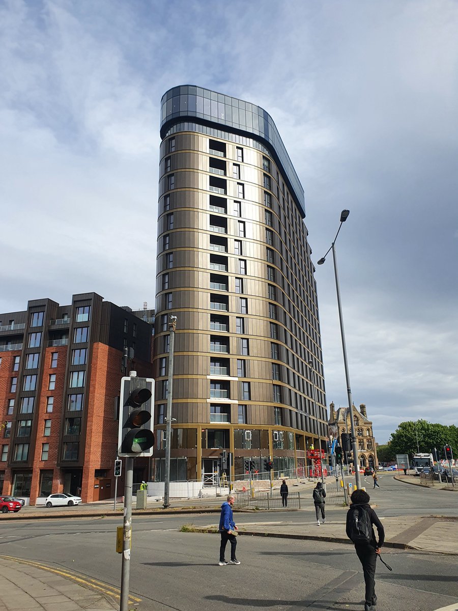 Beautiful morning in Liverpool today and Parliament Square is looking fabulous, the tower element is nearing practical completion @LegacieDev 

#Liverpool #architecture #residential #Sunnymorning
#ParliamentSquare