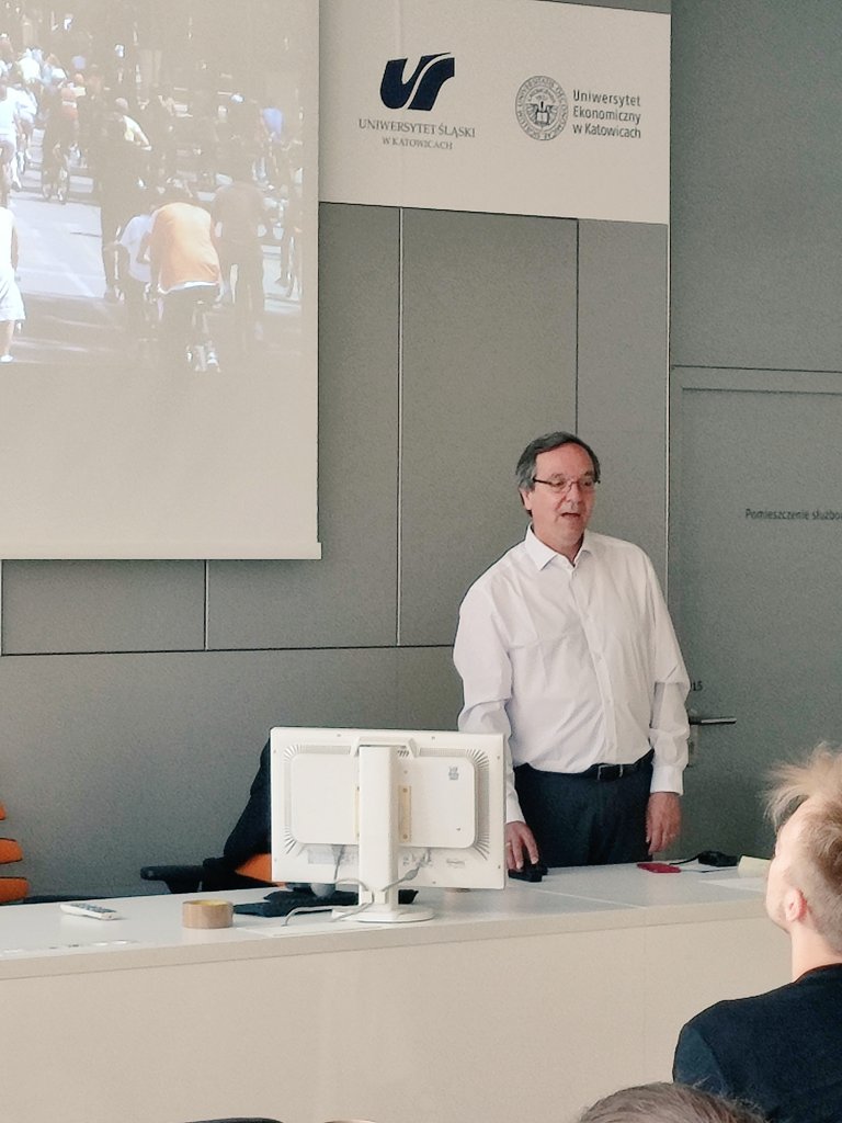 metropoliagzm's tweet photo. Naszym gościem specjalnym w #MetroLab @CINiBA_ jest @Penalosa_G. To uznany na świecie ekspert od budowania miast dostępnych dla wszystkich - dla najmłodszych dzieci po najstarszych. Dziś mikrokonferencja o mobilności, a jutro o godz. 19 spotkanie otwarte z Gilem. Zapraszamy! https://t.co/H3ER0BcMte