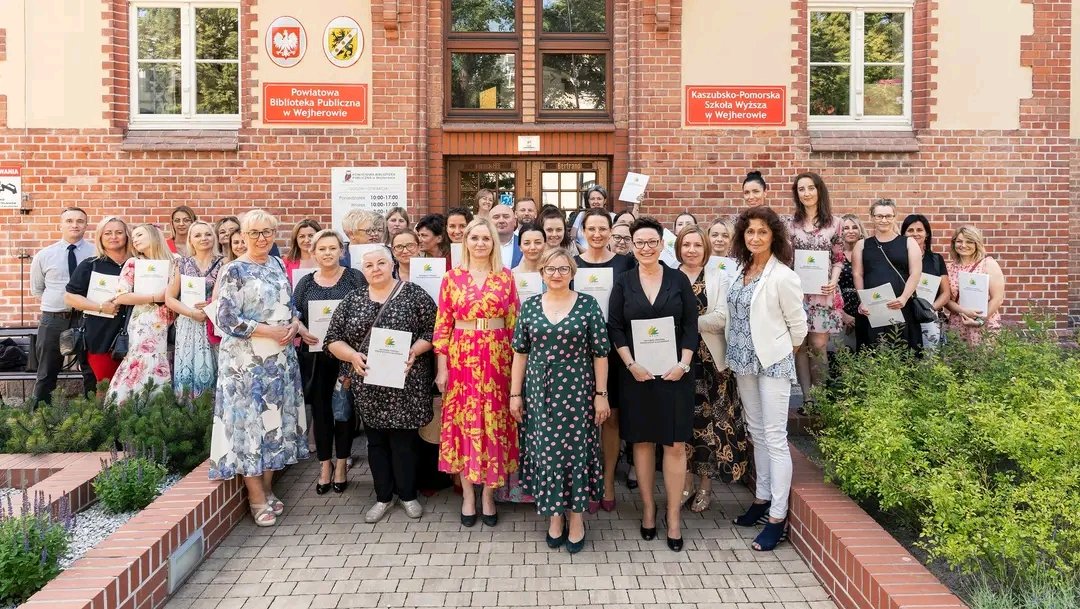 KPSW_Wejherowo's tweet photo. Uroczyste zakończenie studiów podyplomowych w #KPSW. Pełna galeria ➡️ https://t.co/gRV8Ej5QTx https://t.co/lTWA8PKECj