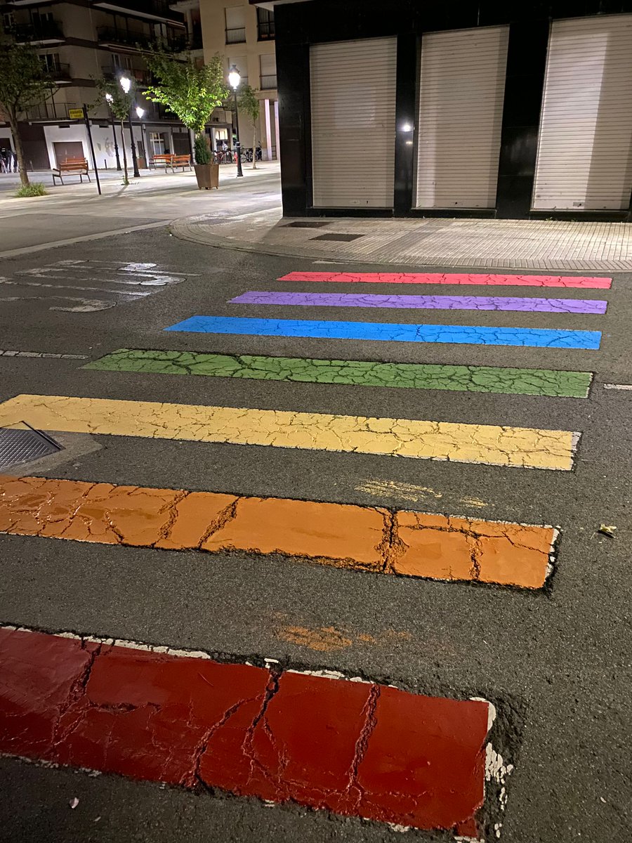 Gaur goizean #Lazkao aldarrikapenez esnatu da eta mezu hau zabaldu dute egileek:

Herriko hainbat biztanlek, ildo politikoak alde batera utziz, pertsona ororen funtsezko aldarri honen adierazpena adieraztea erabaki dute.