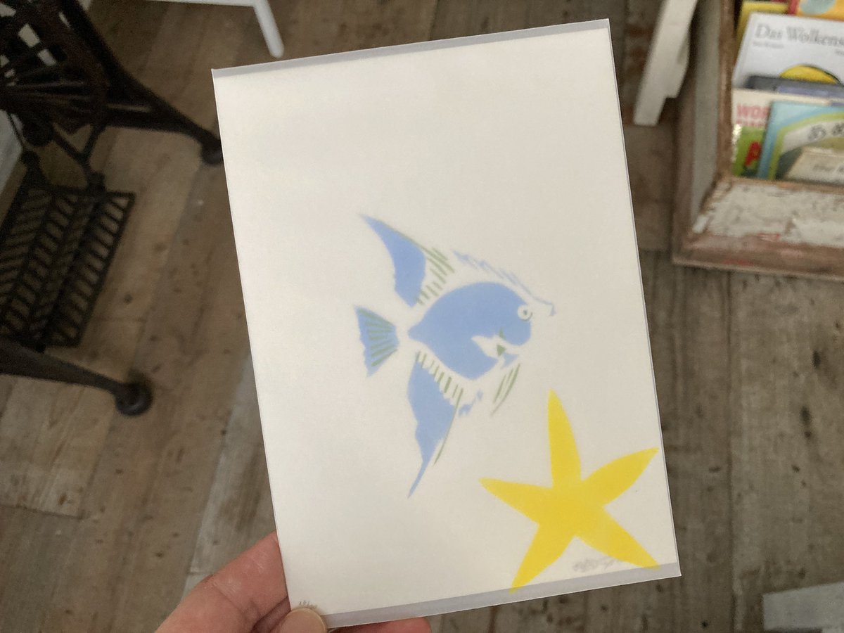 エレナ・ゼッポウの版画が美しい夏のカード🐟
透ける封筒に入ってヒトデと一緒になります🌟