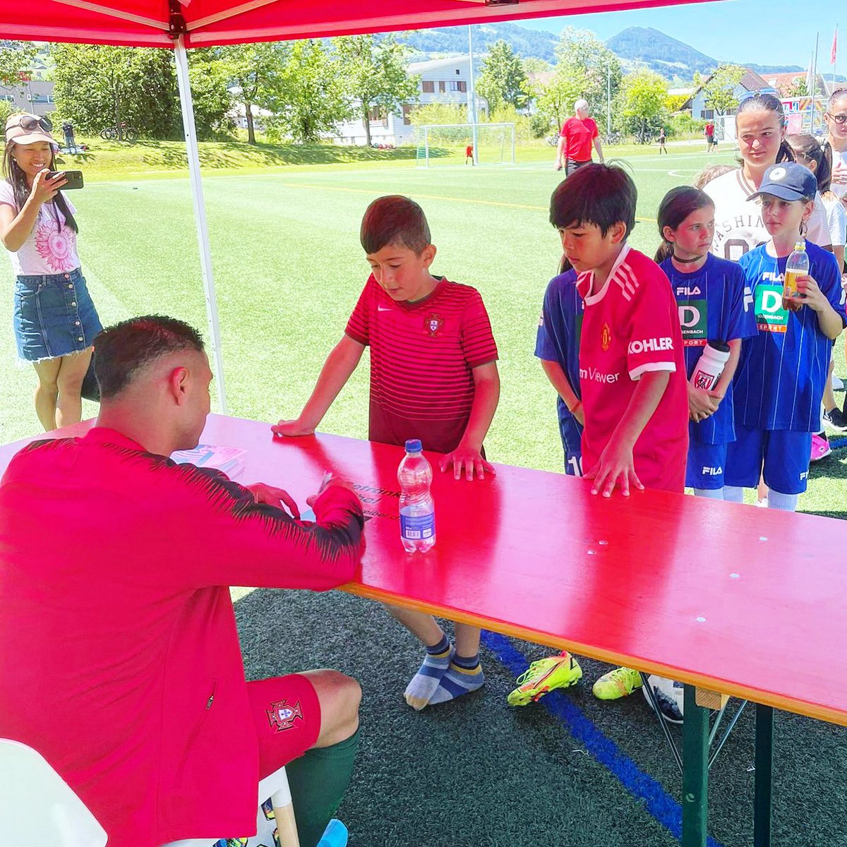 sakioficial's tweet photo. For 500 kids in Switzerland🇨🇭Fc Lachen/Altendorf ⚽️👍 Always for kids ❤️ #lachen #Switzerland #zurich https://t.co/sAXx7B4Eju