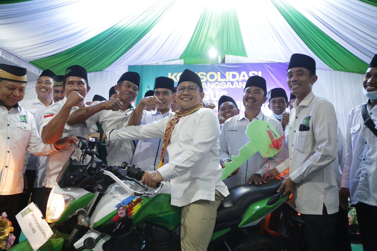 Mboncengke mereka semua itu berat, biar aku saja..