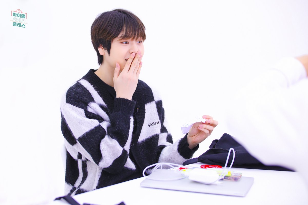 [📸] #IDOLKOREANCLASS : 현장 포토

📢 Last week, did you enjoy BAEbies' "What's In My Bag?" 
👉youtu.be/F_oXFtWmYzM

There's a surprise gift was edited by BIT ssaem tomorrow, so don't miss it!

내일 오후 6시! 빛 쌤이 직접 편집한 비하인드 놓치지 말아주시기

#BAE173 #비에이이173