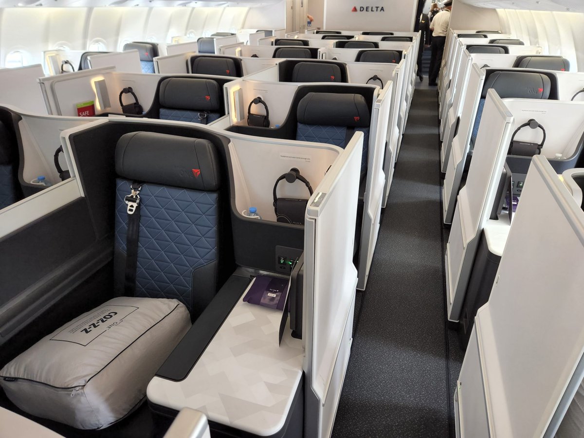 TripPlusTravel's tweet photo. I have to say....the overall experience of Delta One Suite by @Delta @skyteam for the transatlantic flight is better than I think! ^Randy #Delta #skyteam #deltaonesuite #businessclass #airbus #a330neo #transatlantic #travelphoto #tripplus https://t.co/tkD4wqG1fg