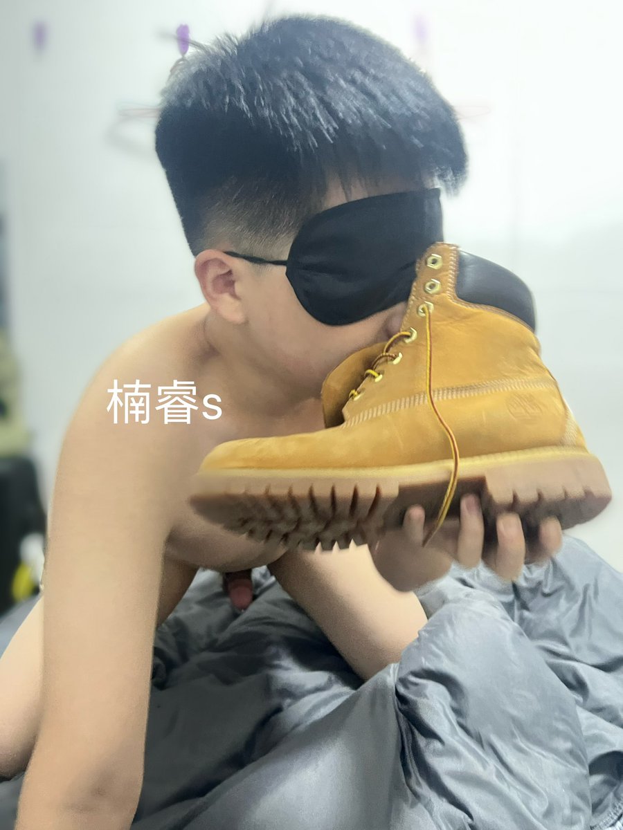 Johnny5357666's tweet photo. 骚狗闻着臭鞋 下面就流水#s https://t.co/T62UYQguNs