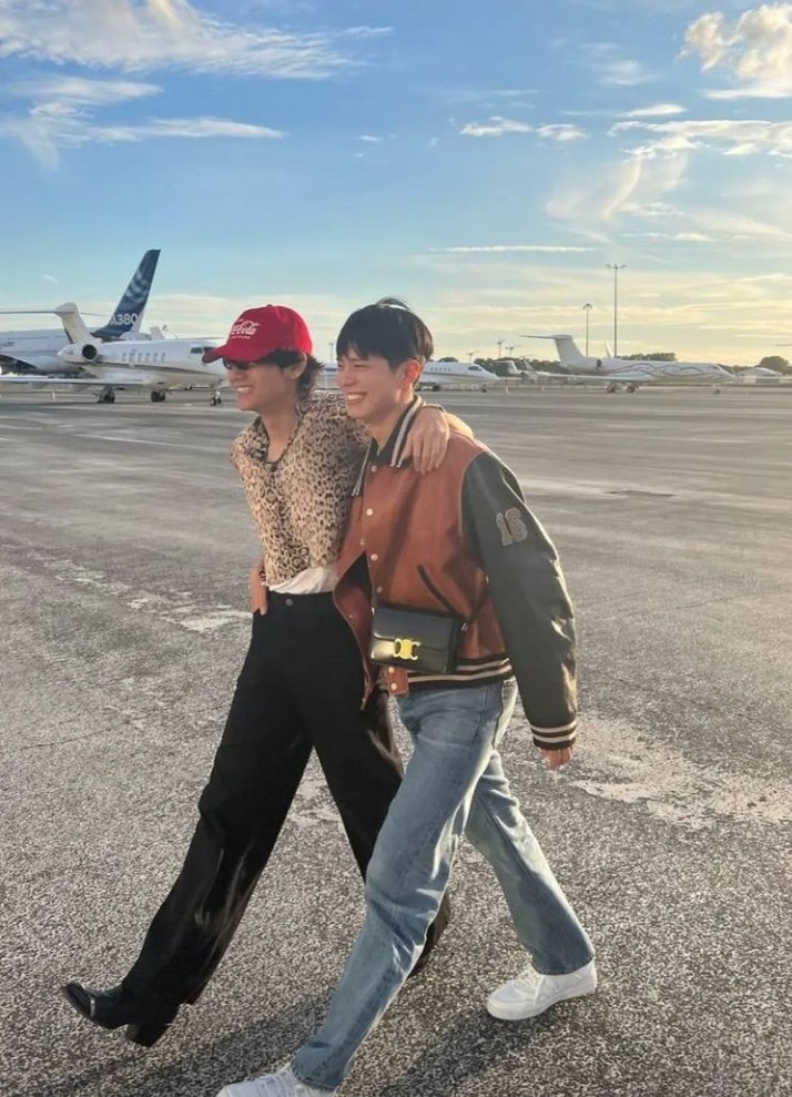 tvj_1839's tweet photo. Mi mejor momento del día es cuando veo a los chicos sonreír haciendo lo que les gusta 💗
#TaehyungInParis https://t.co/FDwE8kPkfl