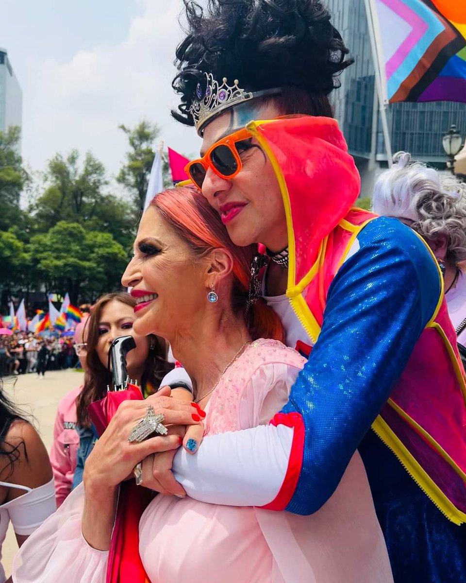 Esta es la imagen más significativa de la <a href="/MarchaLGBTCDMX/">Marcha LGBT CDMX 🏳️‍🌈🇲🇽🏳️‍⚧️</a> #Pride2022 . @laboguebo5 y 
<a href="/La_Supermana/">Daniel Vives Ego 🐂</a> envían un mensaje poderosísimo de solidaridad, respeto, madurez, fraternidad, paz y unión que hace la fuerza, en una comunidad que suele agredirse mucho internamente. Ojo!!!
