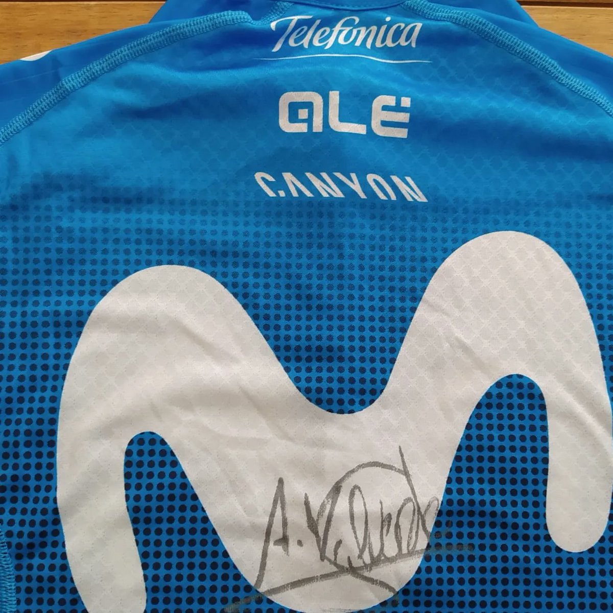Sale a #subasta #maillot original nuevo #movistar #movistarteam firmado por #AlejandroValverde #ElBala 
Fin subasta 15 julio 23:59h
<a href="/elsuenodevicky/">elsueñodevicky</a> 
#cancer #cancerinfantil  #ciclismo #cycling #cyclinglife  #cyclist #bike #Valverde #ciclismoafondo #roadbike #bicycle #roadcycling