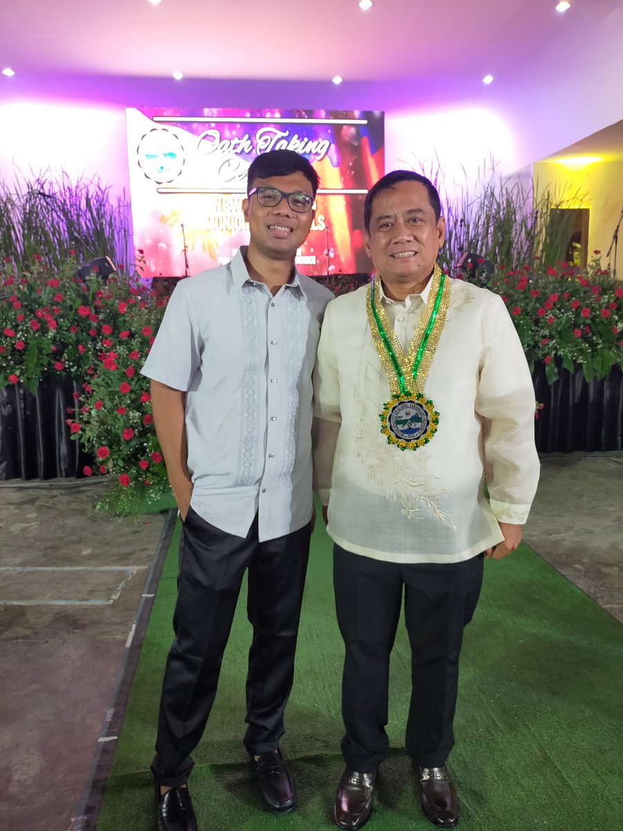 yadu_karu's tweet photo. With our Alabel Mayor Vic Paul Salarda this morning during the oath taking ceremony of newly elected officials of the town. 

Congratulations Mayor Nonoy and team. 👍

#Yaduing https://t.co/m3TM7w59sn