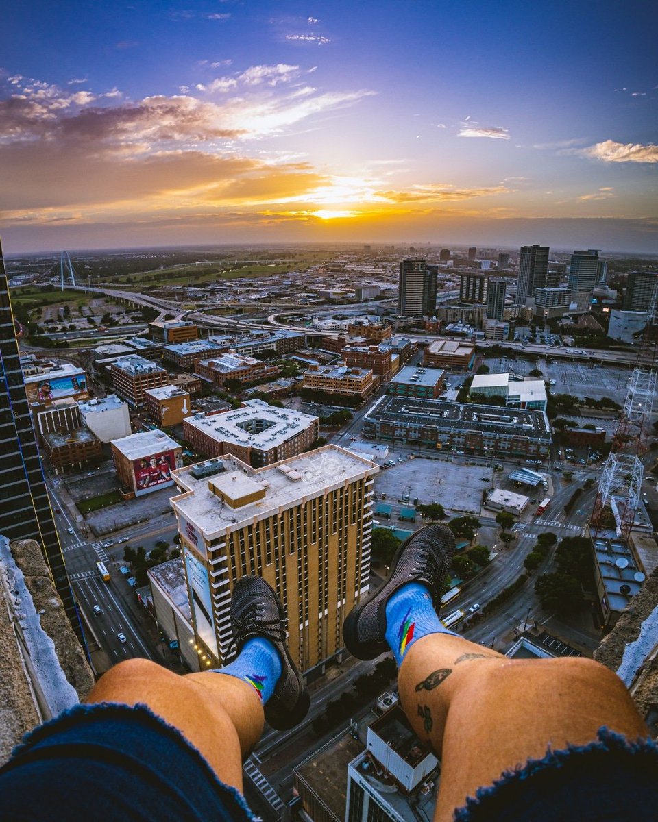 Best seat in the house

#canoneosr #Dallas #dtxstreet #chasingrooftops #chasingsunsets #lookdown #itsgonnabeok