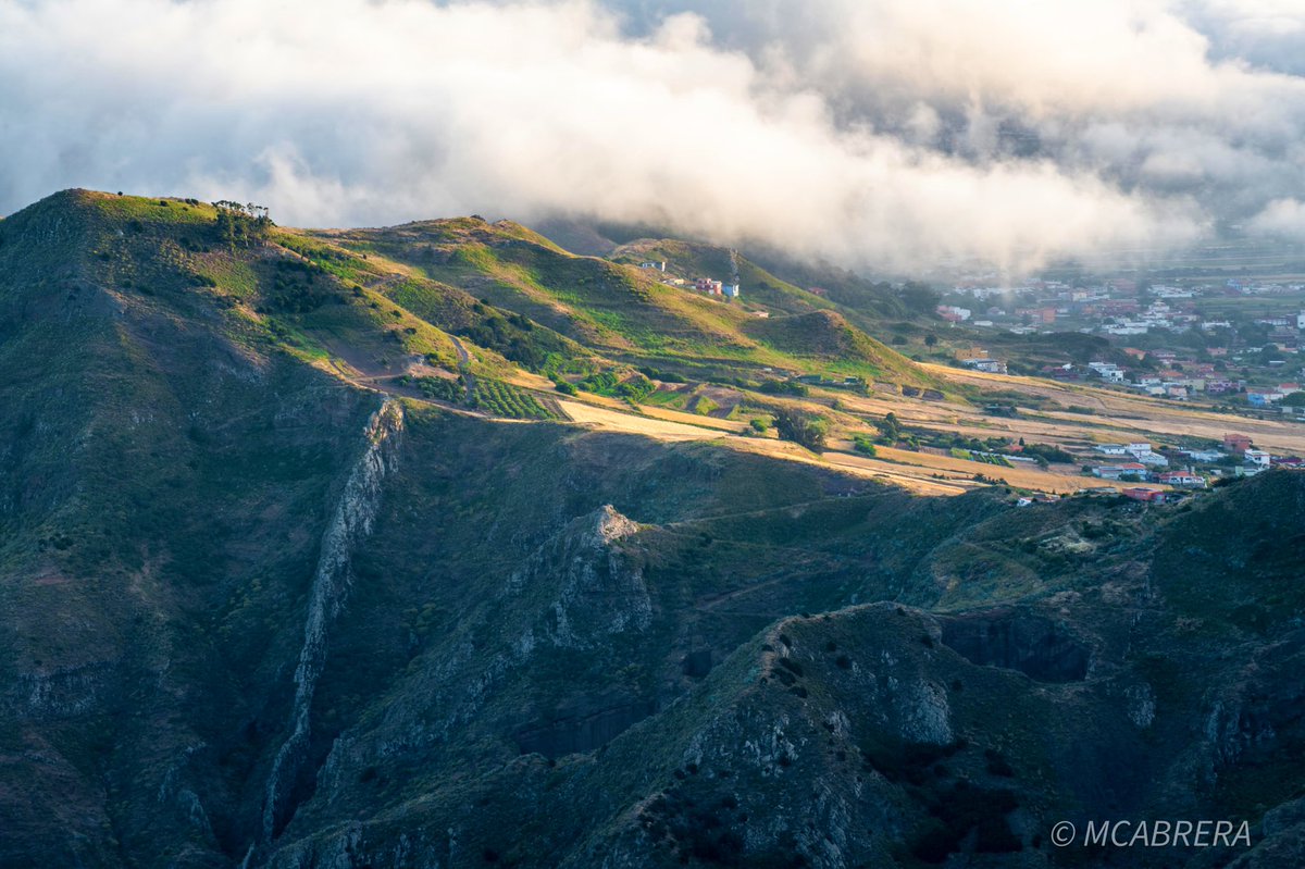 Jardina: Riscos que suben al llano y nubes que como llegan se van, dejando su aliento a la tierra y refrescándonos la cara. Gracias #Alisio #Tenerife #Anaga