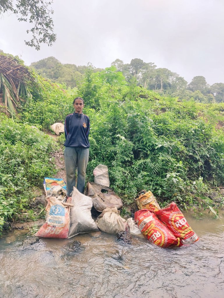 Dte_kargo's tweet photo. #PuneetSagar #SwacchBharat
Cdt Sona CR of Cauvery College,Gonikoppal/19 Kar Bn #NCC/Mangalore Gp, while passing by a stream in Vill Betoli/Kodagu Dist with her cousin,spontaneously cleaned the plastic waste in the area &amp; collected 11 sacks of waste. Well done Cdt Sona!
@HQ_DG_NCC https://t.co/ZEEjLgC1GY