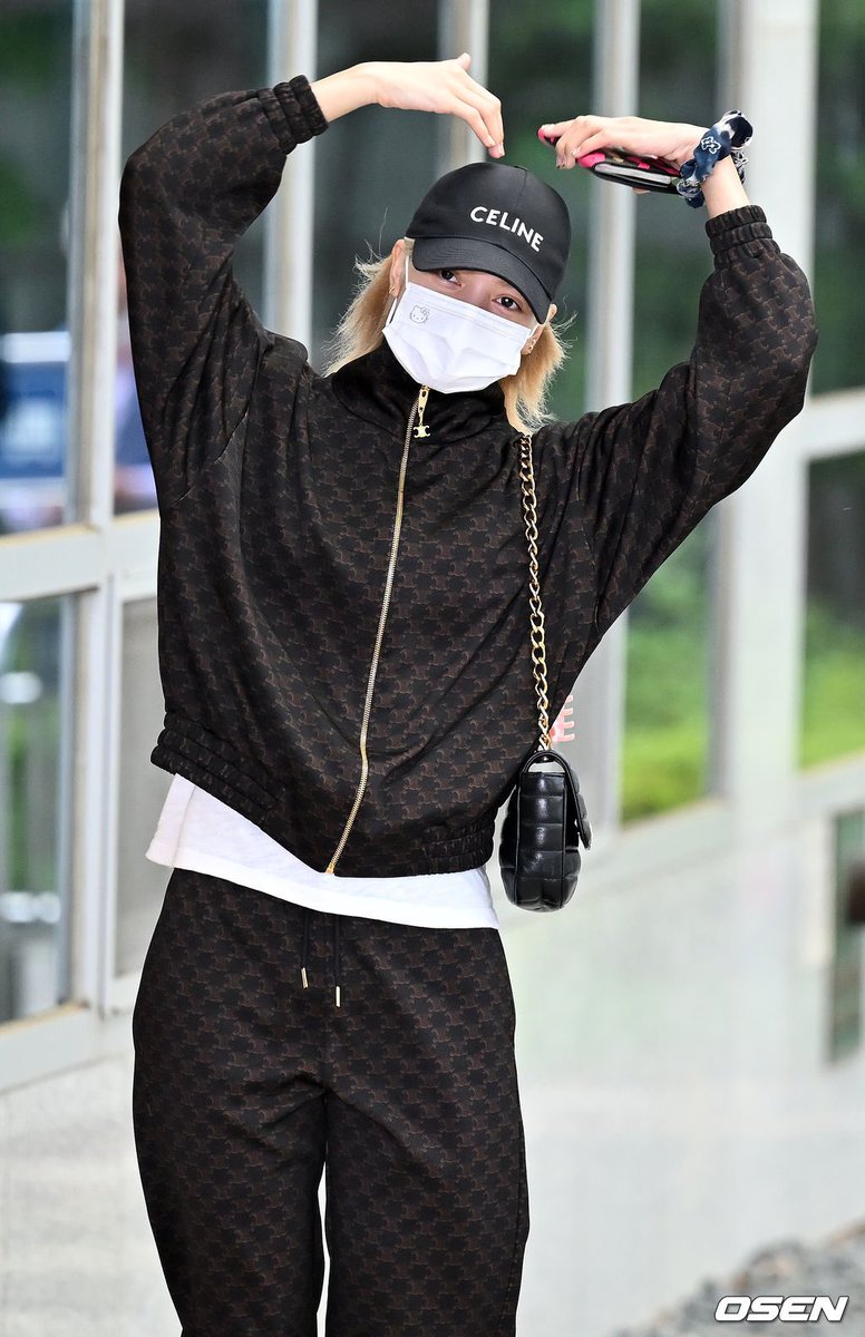 BLACKPINK Lisa Louis Vuitton zip hoodie airport style June 2019