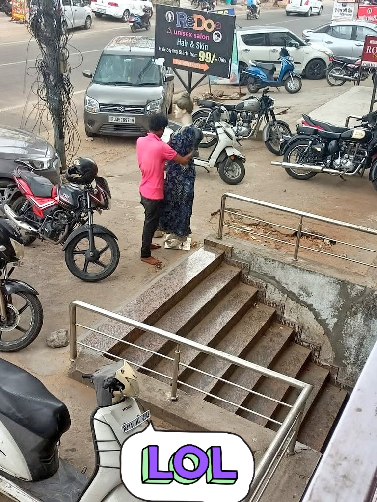 দাদা তার গার্লফ্রেন্ডকে খুবই জোরে জোরে ভালোবাসতো  তাই তার গার্লফ্রেন্ড তাকে ছেড়ে চলে যায় সে আঘাত সহ্য না করতে পেরে সাইকেলের সঙ্গে অ্যাক্সিডেন্ট করে পাগল হয়ে যায় আর তারপর  নতুন গার্লফ্রেন্ড খুঁজে পাই। #Trending #Girlfriends <a href="/ajaydevgn/">Ajay Devgn</a> <a href="/ABPNews/">ABP News</a> <a href="/hoichoitv/">Hoichoi</a> <a href="/TheBongGuy/">Kiran</a>