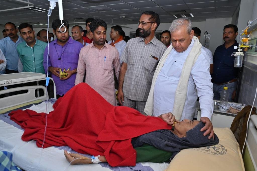RajeshGoutamBJP's tweet photo. जब हम बीमार होते है या अस्वस्थ महसूस करते है तो हमे आवश्यकता होती है एक मेंटर की जो हमे मोटिवेट कर सके जिससे हमे साहस मिले ऐसे ही कार्य को अंजाम दे रहे है हमारे लोकप्रिय सांसद रामचरण बोहरा जी, सेवा सप्ताह के दौरान मरीज के प्रति स्नेह भाव प्रदर्शित करते हुए।
 #SewaSaptahJaipur https://t.co/Fwom7KezTB