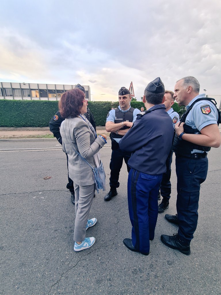 marymillet69's tweet photo. Évacuation du squat de la Mouche @st_genis_laval en cours. Merci à tous les acteurs mobilisés pour cette évacuation, la sécurisation du lieu et le relogement des familles. @prefetrhone @Gendarmerie_069 @SDMIS69 @PoliceMun @prefpolice @DavidHornus https://t.co/ki3IBy2Sqf