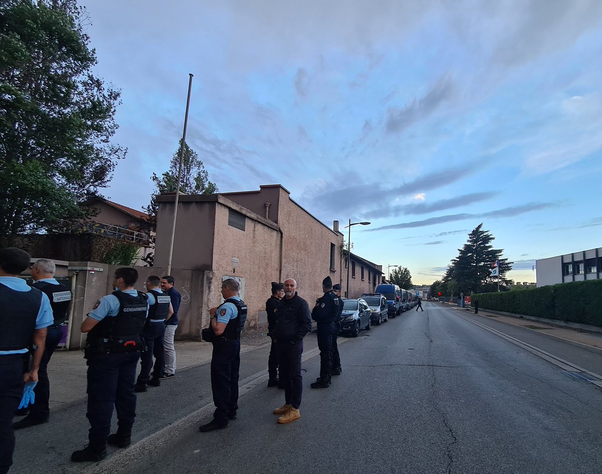 marymillet69's tweet photo. Évacuation du squat de la Mouche @st_genis_laval en cours. Merci à tous les acteurs mobilisés pour cette évacuation, la sécurisation du lieu et le relogement des familles. @prefetrhone @Gendarmerie_069 @SDMIS69 @PoliceMun @prefpolice @DavidHornus https://t.co/ki3IBy2Sqf
