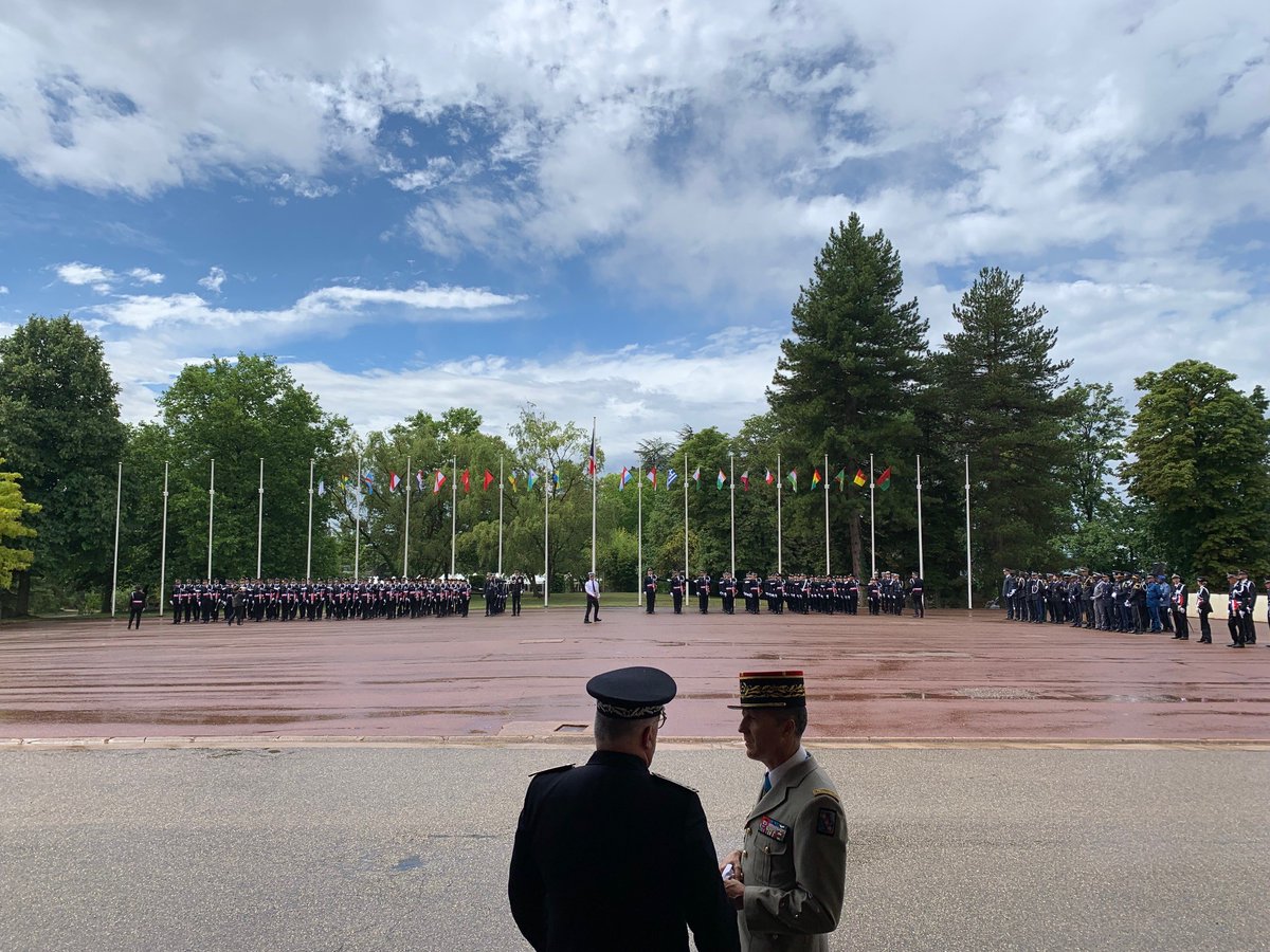 Interiale's tweet photo. #Police | Bon début de carrière aux commissaires stagiaires de la 72e promotion des élèves commissaires de police de l’ENSP à Saint Cyr au Mont d’Or et bonne formation à la 73e ! INTÉRIALE assistait vendredi à leur cérémonie en présence du ministre de l’Intérieur, @GDarmanin. https://t.co/lYaIFT8arx