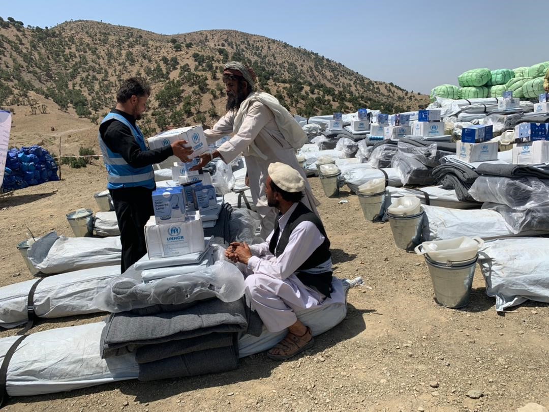 1⃣5⃣0⃣families, many sleeping outdoors since Wednesday's earthquake, received UNHCR⛺️+ household items at Monday's distribution in Dangar Lagand village, Birmal District.

UNHCR today dispatches its third convoy to ensure sufficient supplies reach Afghans amid ongoing tremors