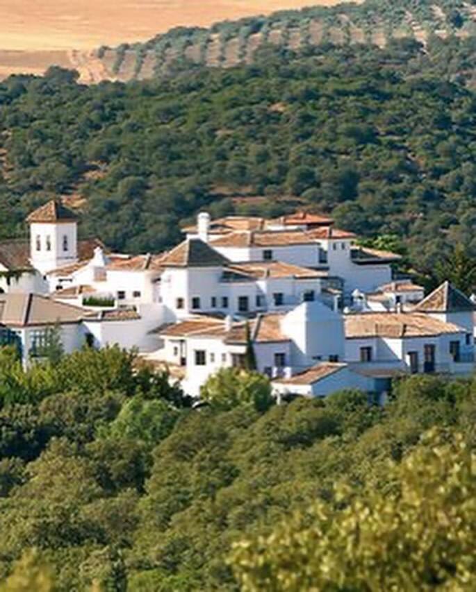ToureDMC's tweet photo. La Bobadilla, a Royal Hideaway Hotel 5* GL, is an oasis situated in between #Malaga and #Granada.
 
The hotel is designed like a typical #Andalusian village, church included. And there we enjoyed the most fabulous lunch.
 
A signature menu designed by chef Pablo González,awarded https://t.co/omTtO6vzGM
