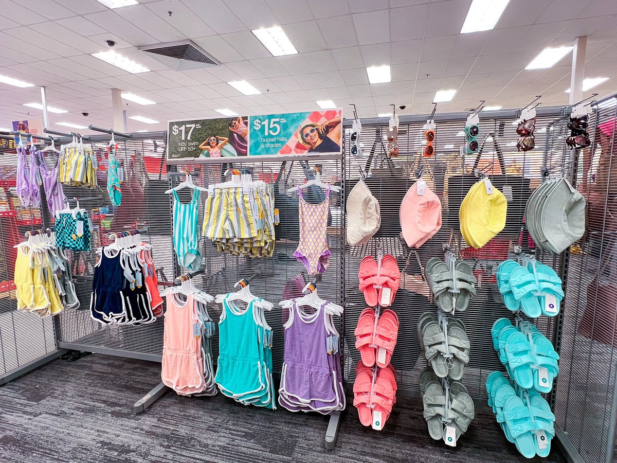 kaylee_vm2149's tweet photo. Family Beach set at #t2149 was a success! Loving all the vibrant colors and coordination for the whole family! #visualmerchadising #targetstyle #target #vm #familygateway https://t.co/aT56xfb0oh