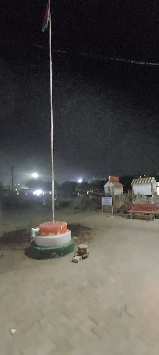 vivekarya82's tweet photo. @PMOIndia @cmohry @PIBHomeAffairs @mlkhattar @DGPHaryana @gurgaonpolice @DC_Gurugram @csharyana U/s 2.2-SS-XI-Flag Cde Act 2002,Flag be flown frm snrise to snset; SS-II Flag shud nt be damgd.Area PS hrdly 200 mtr awy, infrmd PCR bt no actn as thy wre bsy in 56 mrkt conects. https://t.co/dubKIakDBy