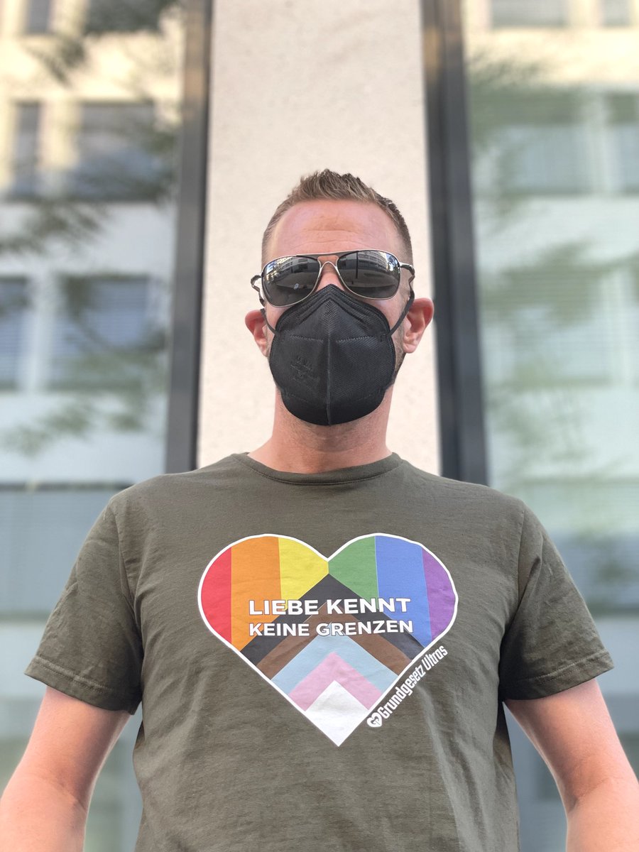 Wir haben endlich auch ein Pride-shirt! 🎉🏳️‍🌈 pünktlich zum Jahrestag der stonewall Riots könnt ihr euch bei uns für die Pride-paraden und CSDs im Juli ausstatten.🌈
Zu finden unter ggultras-shop.de/textilien/t-sh…  #HappyPride #csd