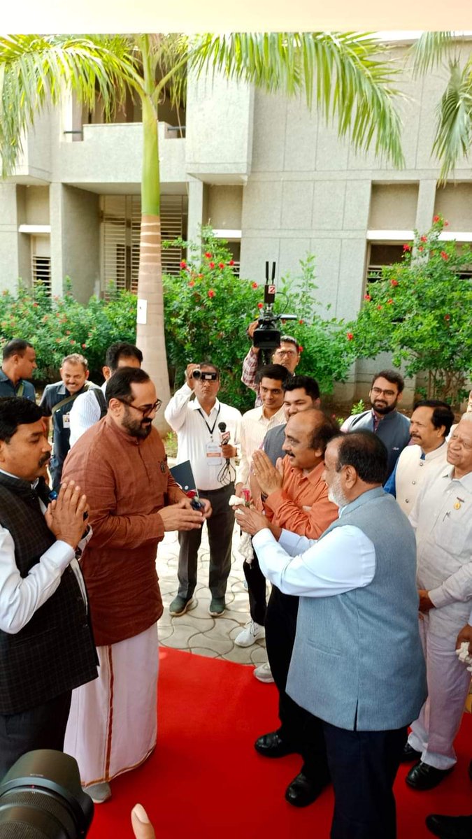 Pankajbhaidesai's tweet image. CVM યુનિવર્સિટી, વલ્લભ વિદ્યાનગર ખાતે સ્ટાર્ટઅપ અને આંત્રપ્રેન્યોર એકઝીબિશન તથા એ.ડી.પટેલ ઇન્સ્ટિટ્યૂટ અને જી.એચ.પટેલ કોલેજની AICTE IDEA લેબના લોકાર્પણ પ્રસંગે પધારેલા શ્રી @Rajeev_GoI જી - કેન્દ્રીય રાજયકક્ષા મંત્રીશ્રી સાથે શુભેચ્છા મુલાકાત લીધી હતી.