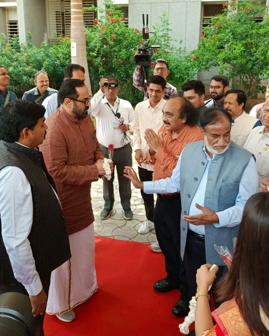 Pankajbhaidesai's tweet image. CVM યુનિવર્સિટી, વલ્લભ વિદ્યાનગર ખાતે સ્ટાર્ટઅપ અને આંત્રપ્રેન્યોર એકઝીબિશન તથા એ.ડી.પટેલ ઇન્સ્ટિટ્યૂટ અને જી.એચ.પટેલ કોલેજની AICTE IDEA લેબના લોકાર્પણ પ્રસંગે પધારેલા શ્રી @Rajeev_GoI જી - કેન્દ્રીય રાજયકક્ષા મંત્રીશ્રી સાથે શુભેચ્છા મુલાકાત લીધી હતી.