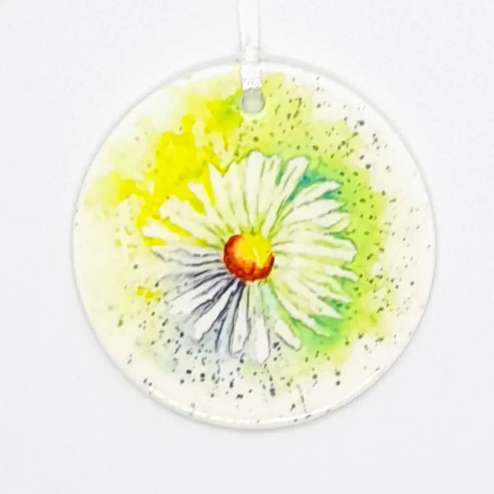 Brighten a corner or add to your summer decor with this Daisy Ceramic Hanging Decoration featuring my artwork. A lovely gift idea to cheer someone up too. thebritishcrafthouse.co.uk/product/daisy-… 
#EarlyBiz #daisy #art #MHHSBD