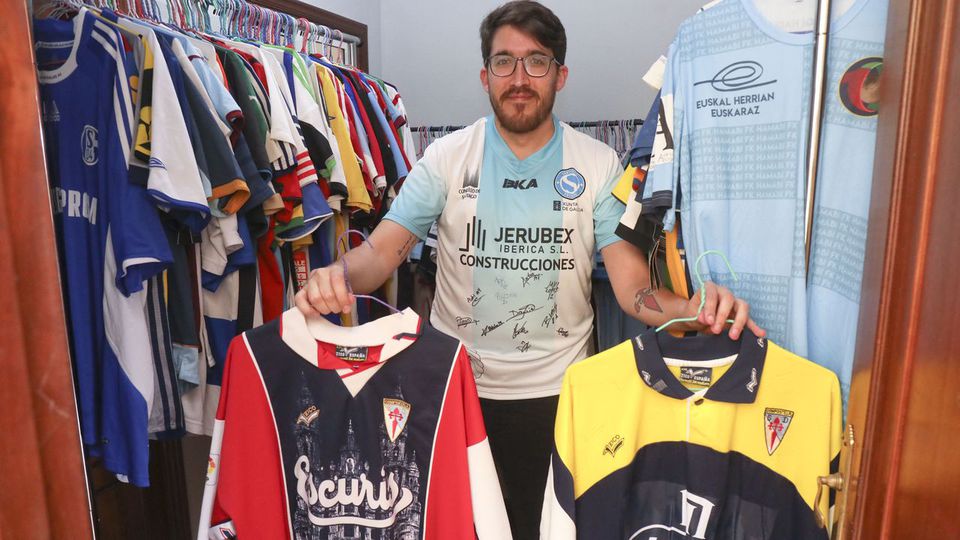 La Voz de Santiago (@vozdesantiago) on Twitter photo #ALaÚltima | Guima, autor de una de las equipaciones del <a href="/Santiago_Futsal/">Santiago Futsal</a>, atesora 285 camisetas de fútbol y unos 2.000 diseños a la espera de equipo lavoz.gal/b3wgk3 #ALaÚltima | Guima, autor de una de las equipaciones del <a href="/Santiago_Futsal/">Santiago Futsal</a>, atesora 285 camisetas de fútbol y unos 2.000 diseños a la espera de equipo lavoz.gal/b3wgk3
