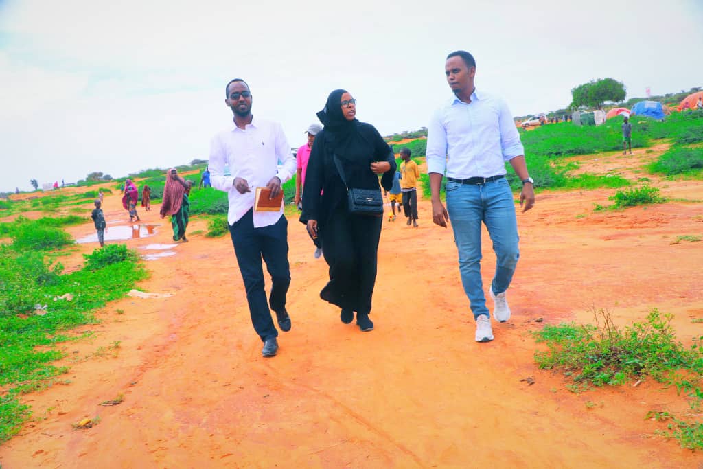 NGOConsortium's tweet photo. "#DroughtinSomalia continues to deteriorate. The current extreme, widespread, & persistent multi-season drought is unprecedented" @NimoA_Hassan on a visit to #Luglow camp to assess the impact amid growing concerns over #famine. #Jubaland https://t.co/PCyn2Xy11s
