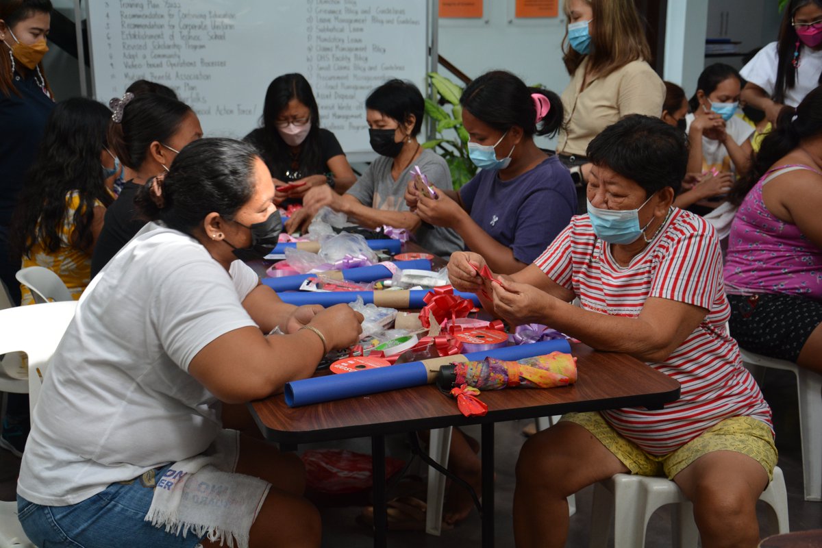 LIGHT_MFI's tweet image. 14 members of LIGHT’s #LiwanagCommunity attended the Gift Wrapping and Ribbon Making Skills Training Workshop in partnership with @DtiPhilippines.

Read more: light.org.ph/news-and-updat…

#LearnwithLIGHT #NewNormalNewOpportunities #STAYSAFE