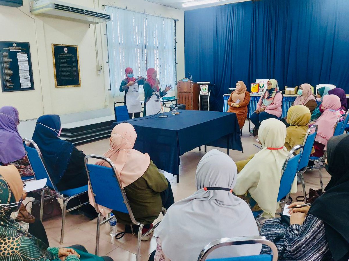 ppkbota_lambor's tweet photo. 🧼👚KURSUS PEMBUATAN SABUN PENCUCI PAKAIAN 👖🧼

Anjuran : PPK BOTA/LAMBOR 

🧼Tarikh: 25 Jun 2022 ( Sabtu )
🧼 Masa : 9.00AM - 1.00PM
🧼 Tempat : Bilik Gerakan PPK Bota/Lambor

Tenaga Pengajar : Puan Harmita PeladangNita PPK Seberang Perak. https://t.co/08n2xYnUkc