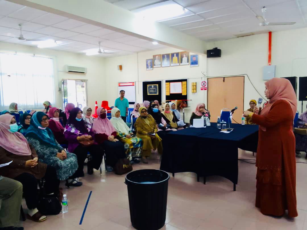 ppkbota_lambor's tweet photo. 🧼👚KURSUS PEMBUATAN SABUN PENCUCI PAKAIAN 👖🧼

Penglibatan dari pelbagai unit 
Usahawan PeladangNita PPK Bota/Lambor.

Semoga peserta dapat memanfaatkan ilmu yang dipelajari dan meningkatkan pengetahuan dalam pembuatan sabun pencuci pakaian dengan sendiri. https://t.co/ERWmIrizec