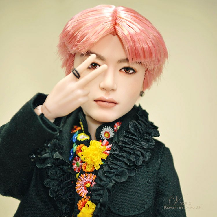 kmirocreations's tweet photo. BTS V Doll Repaint ver.3

#BTS #V #doll #taehyung #btsprestigedolls #방탄소년단 #뷔 #btsv #mattel #btsvdoll #repaint #ooakdoll #ooakrepaint #ooak #dollrepaint #customdoll #fashiondoll #방탄뷔 #태형 #인형 #kendolls #bangtan #btsarmy  #btsdoll #barbie  #onesixthscale #oneofakind https://t.co/n4BZO1qeXD