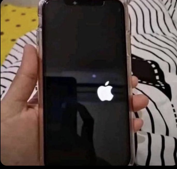 iPhone users, pls at what point does the icon shifts to the middle? I don dey charge for hours now😪